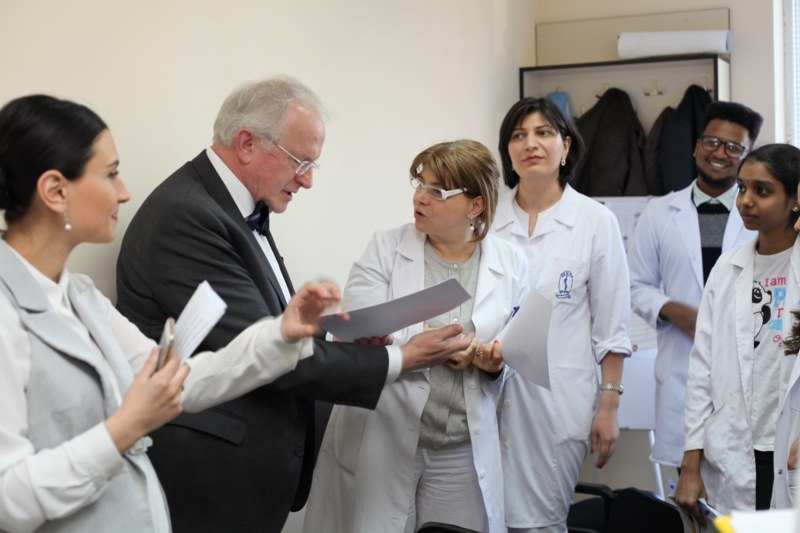 სამედიცინო განათლების მსოფლიო ფედერაციის პრეზიდენტი, დევიდ გორდონი სტუმრად თსსუ - ის პირველ საუნივერსიტეტო კლინიკაში
